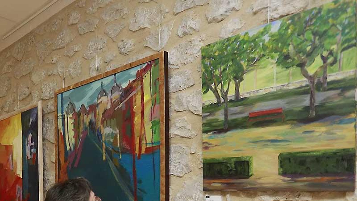 Una visitante observa los cuadros expuestos en la muestra.-RAÚL G. OCHOA