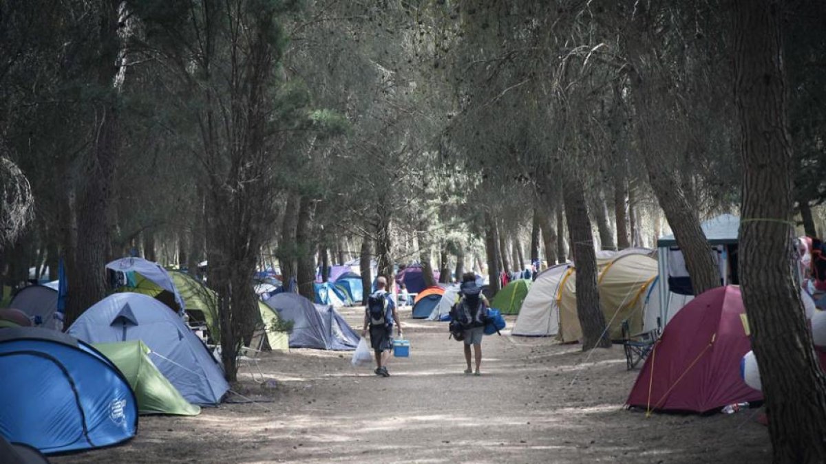 Muchos de los sonorámicos recurren a la zona de acampada en el parque General Gutiérrez, pero otros buscan un extra de comodidad en hoteles y pisos.-