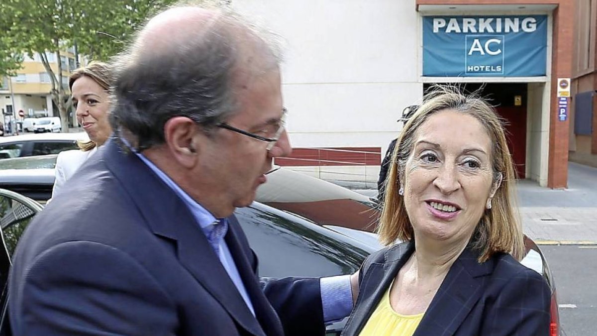 Juan Vicente Herrera, en Zamora, junto a la ministra de Fomento Ana Pastor.-Ical