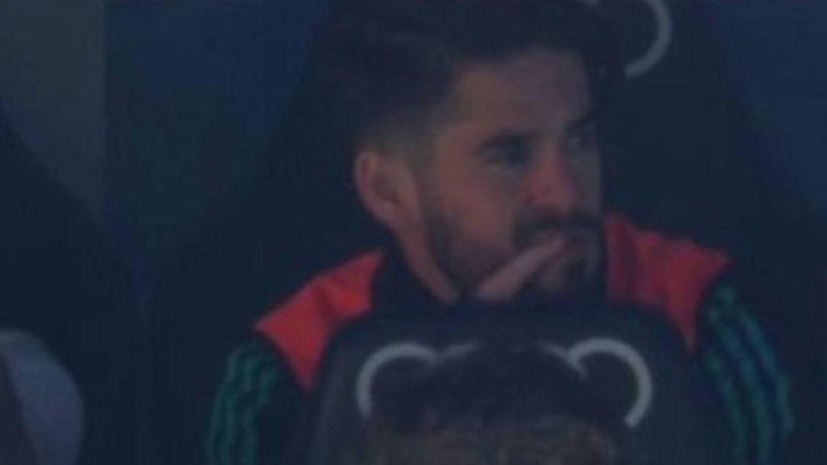 Isco, en el banquillo durante el clásico.-EL PERIÓDICO
