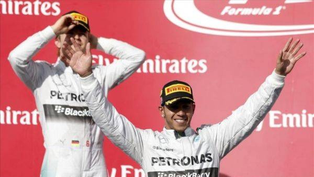 Lewis Hamilton saluda desde el podio del circuito de las Américas ante su compañero, Nico Rosberg, relegado a la segunda plaza.-Foto: REUTERS / ADREES LATIF