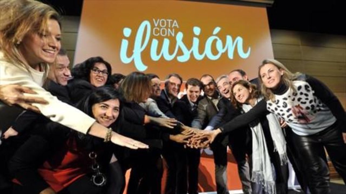 Albert Rivera, con los candidatos de C's en Castilla-La Mancha, ayer en Toledo.-EFE / ISMAEL HERRERO