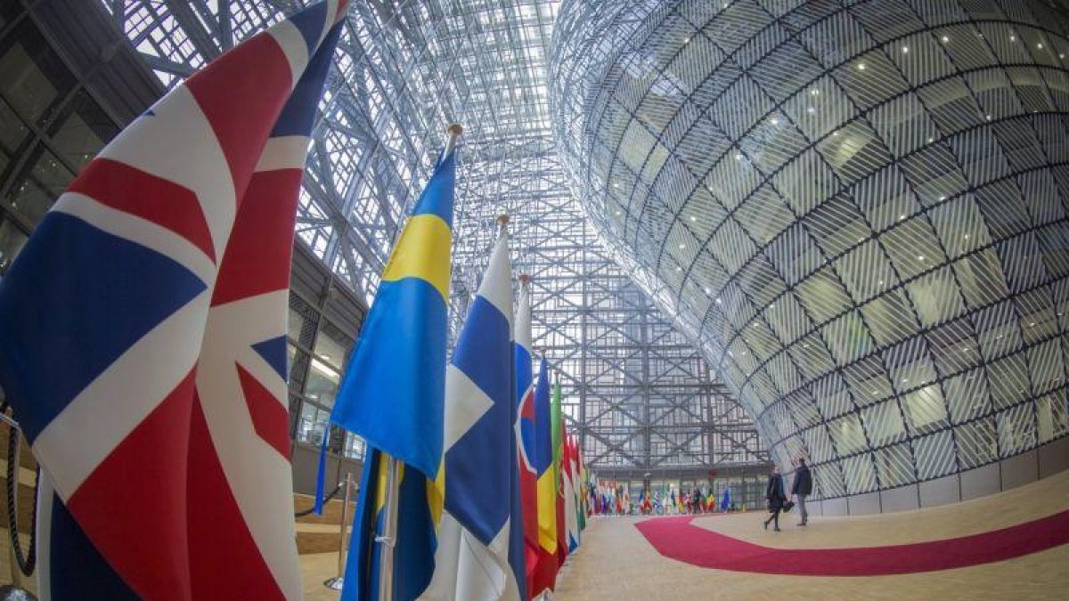 Fotografía tomada con objetivo de ojo de pez que muestra la bandera de Reino Unido junto a las banderas de otras naciones en el atrio del Consejo Europeo.-OLIVIER HOSLET / EFE
