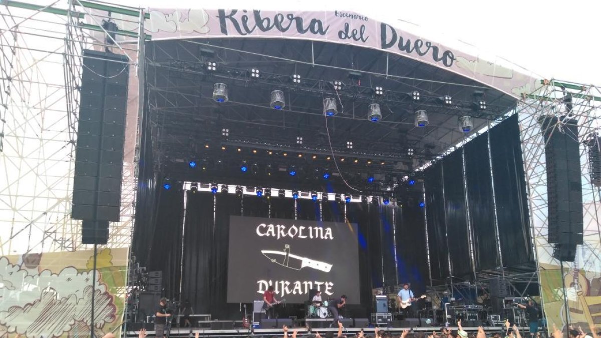 Carolina Durante arrastró a un considerable número de asistentes durante su actuación en el escenario Ribera del Duero.-DIARIO DE LA RIBERA