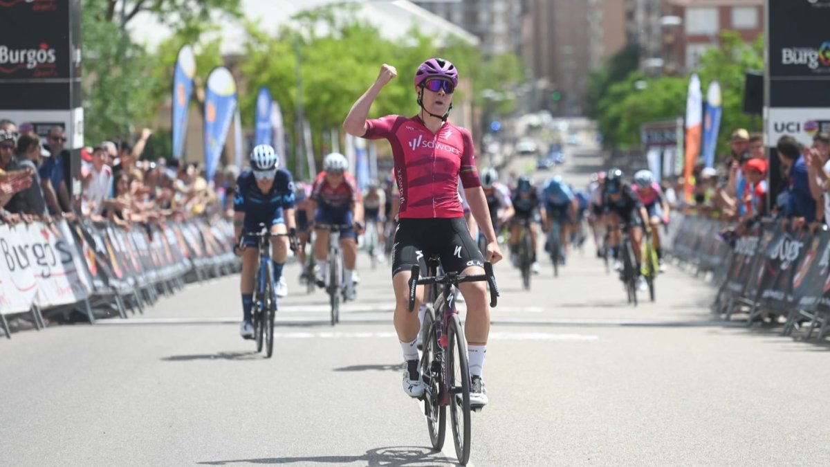 Kopecky celebra la victoria en la línea de meta de Aranda de Duero. RICARDO ORDÓÑEZ