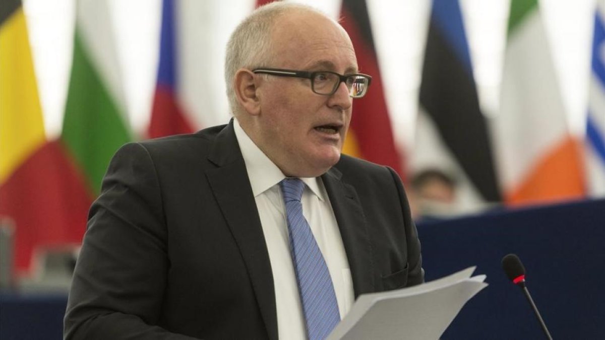 El vicepresidente primero de la Comision Europea, Frans Timmermans, pronuncia su discurso ante el pleno del Parlamento Europeo, en Estrasburgo.-EFE / PATRICK SEEGER