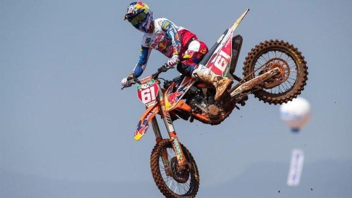 El gallego Jorge Prado (KTM), en uno de sus imnumerables saltos a lo largo de un GP del Mundial de motocrós.-DIEGO MUÑOZ