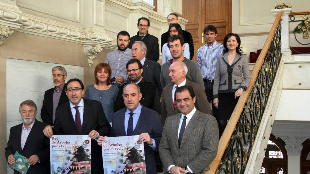 El presidente de la Diputación palentina, José María Hernández (2D), y el alcalde de Palencia, Alfonso Polanco (2I), posan junto a los representantes de los municipios participantes en la iniciativa 'Red de Árboles de Navidad por el Reciclaje'-Ical
