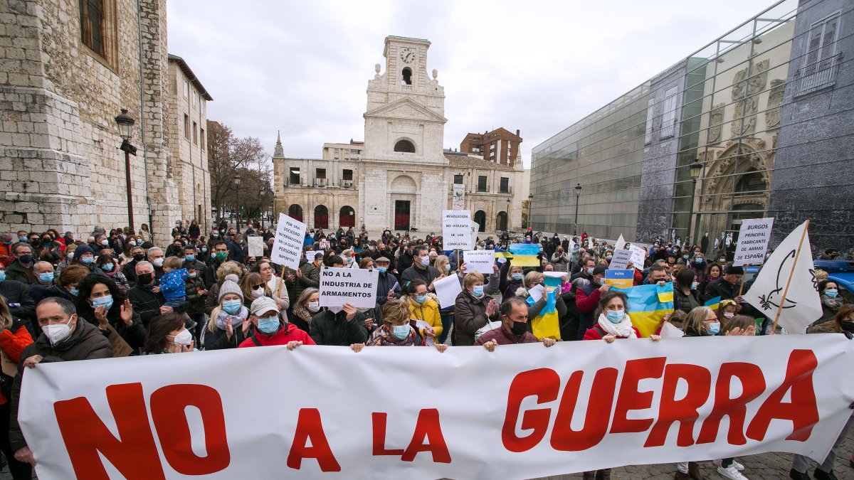 Medio millar de personas se movilizan contra la guerra. TOMÁS ALONSO