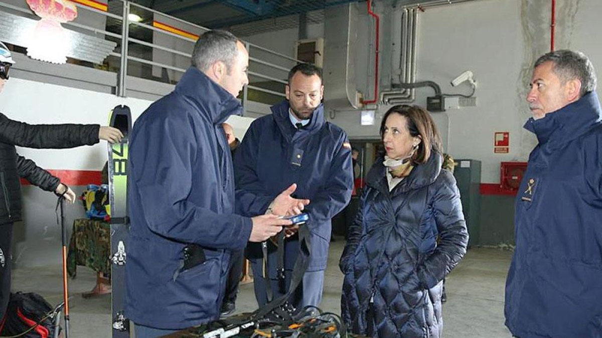 La ministra, durante su visita de ayer al Escuadrón de Vigilancia Aérea.-ECB