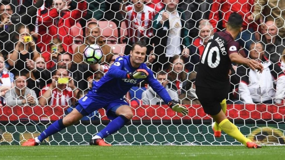 Kun Agüero marca el 0-1 del Manchester City con un lanzamiento de penalti.-AFP PAUL ELLIS