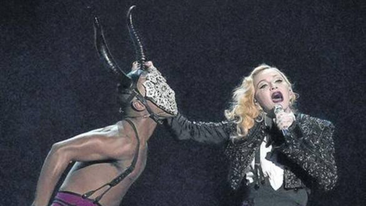 Madonna, durante su actuación en los Brit Awards, en el O2 Arena de Londres, la semana pasada.-Foto: REUTERS / TOBY MELVILLE
