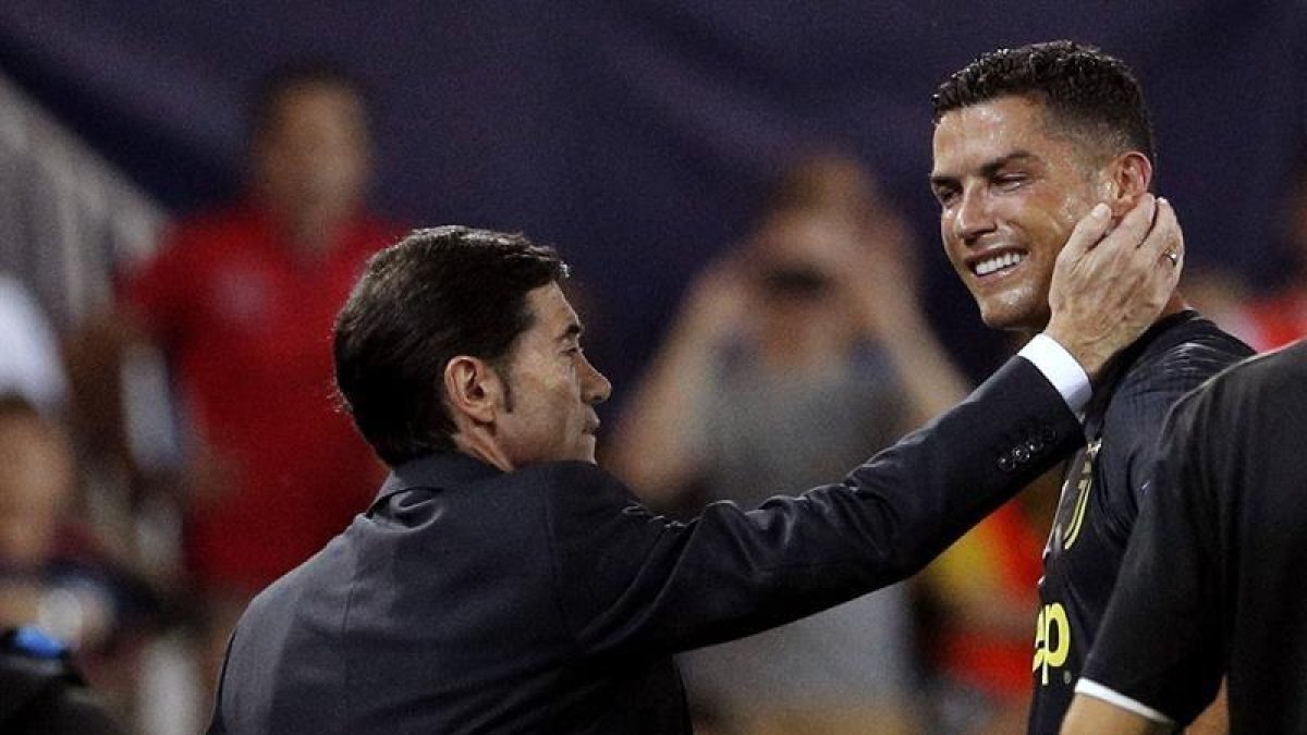 Marcelino consuela a Cristiano tras la expulsión del portugués.-EFE