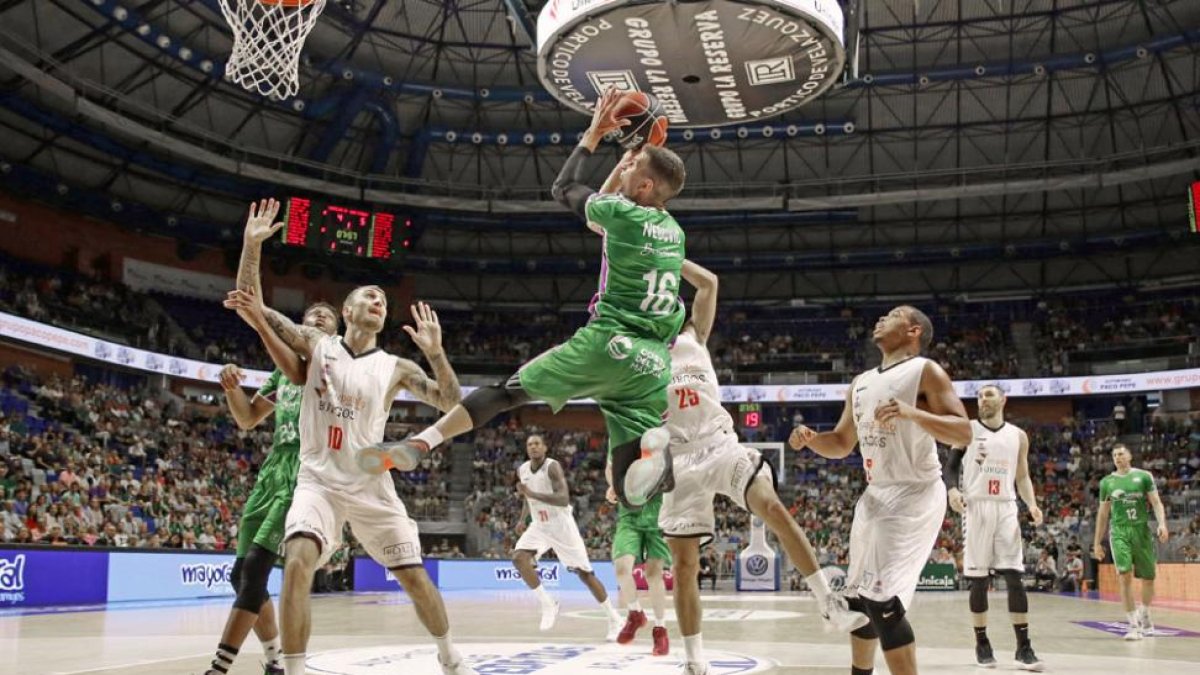 Nedovic entra a canasta sin oposición en un lance del partido de ayer.-ACB PHOTO / M. POZO