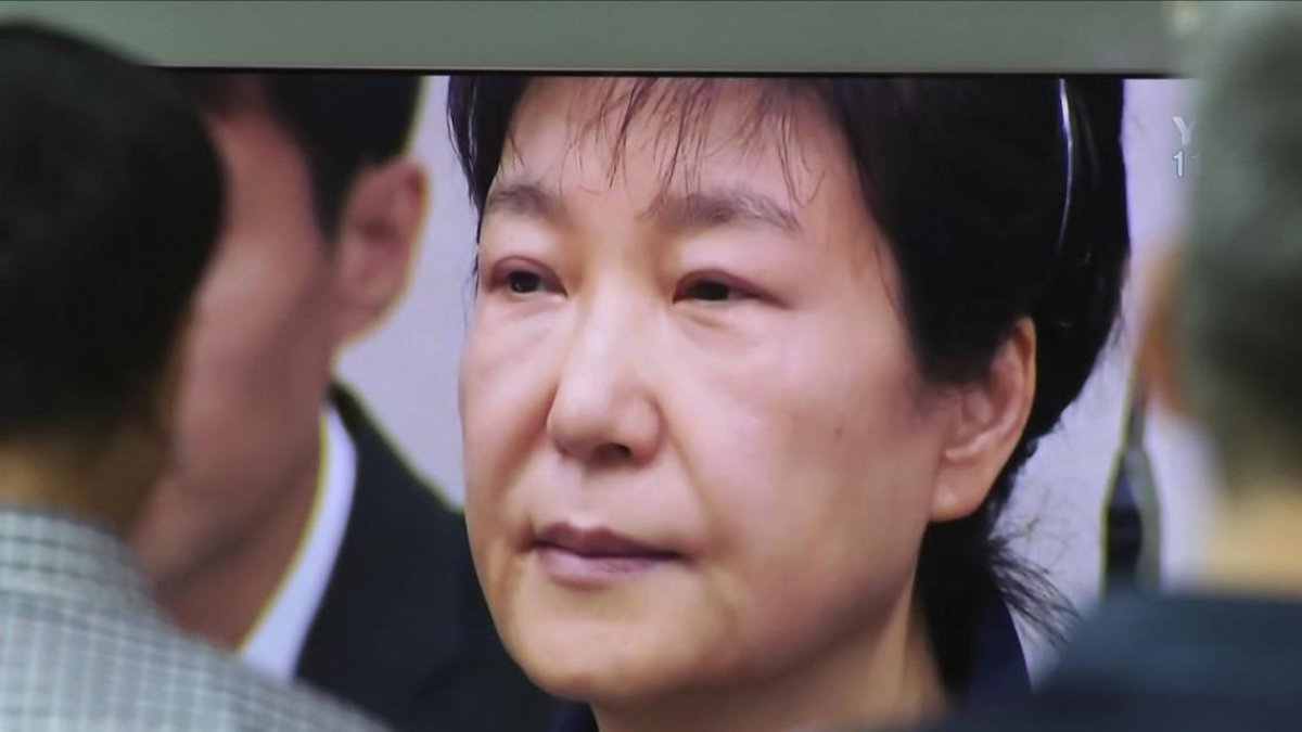 Una pantalla muestra la cara de la expresidenta surcoreana, Park Geun-hye, en la estación de trenes de Seúl.-AHN YOUNG-JOON (AP)