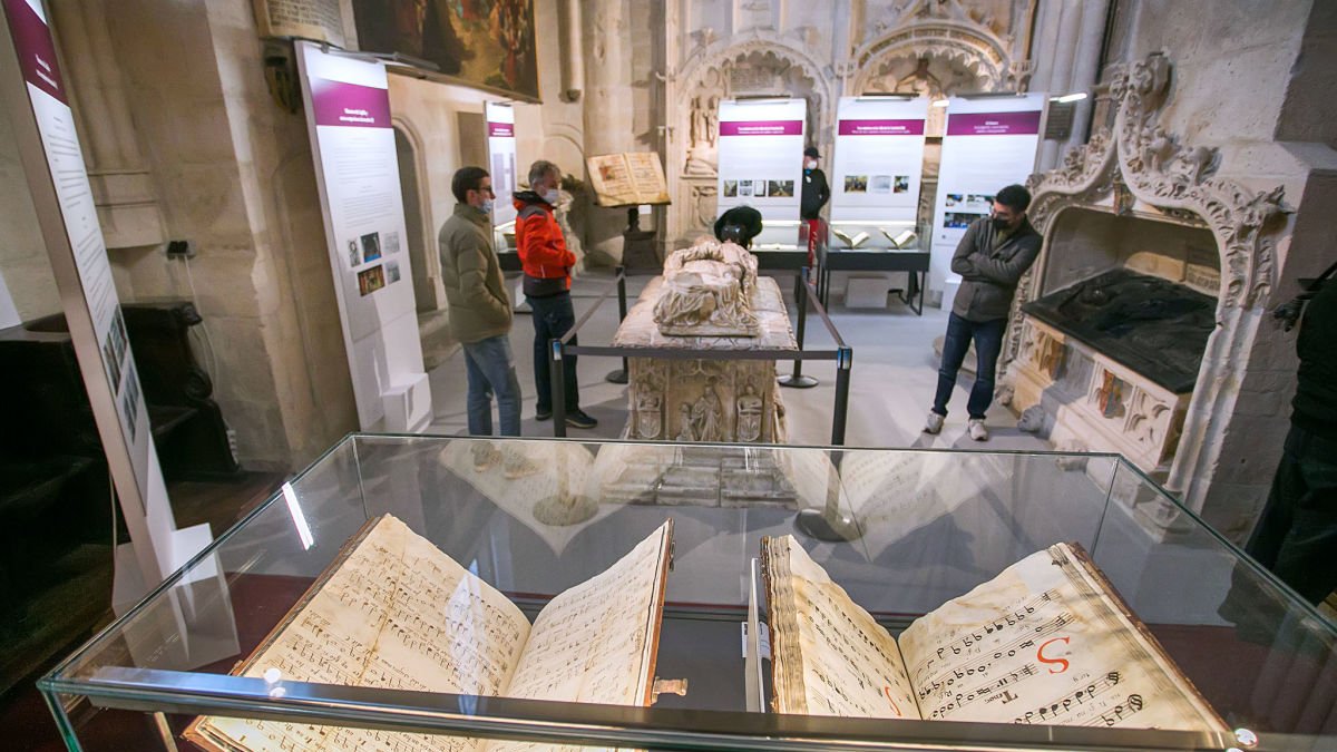 Una selección de piezas grabadas en directo se escucha en la capilla mientras el visitante camina entre códices, cantorales, documentos capitulares, particellas y partituras. TOMÁS ALONSO