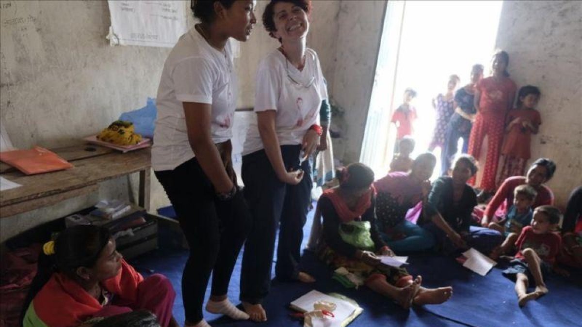 Nepal  Proyecto The Rato Baltin para trabajar la educacion sexual y la menstruaccion con el uso de la copa menstrual para las mujeres del Nepal.-EL PERIÓDICO