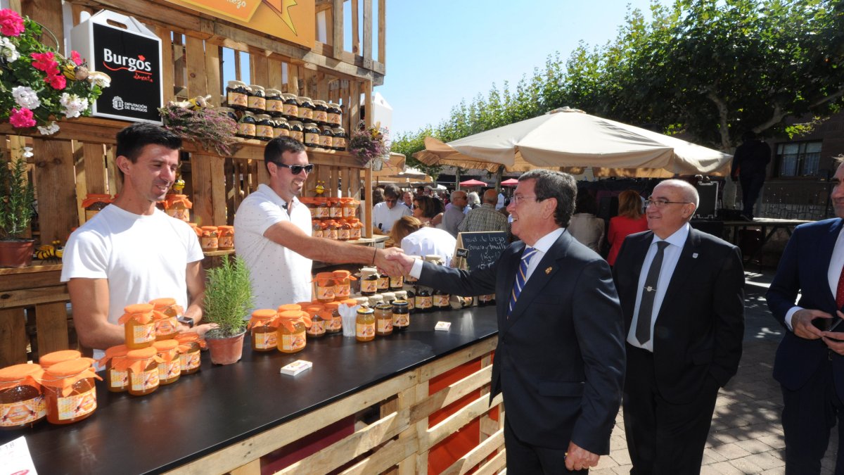 El presidente de la Diputación saluda a unos productores de miel en uno de los stand que el Plan dejó sin pagar. ISRAEL L. MURILLO