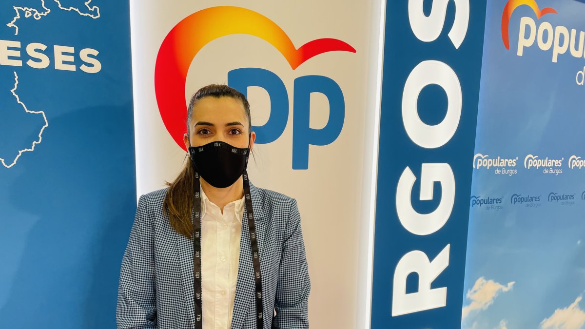 Andrea Ballesteros, concejala del PP, durante la rueda de prensa.
