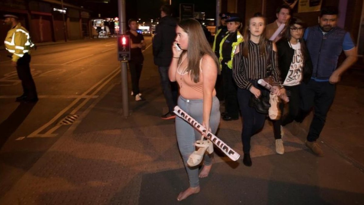 Asistentes al concierto de Ariana Grande salen tras la explosión en el Manchester Arena.-REUTERS