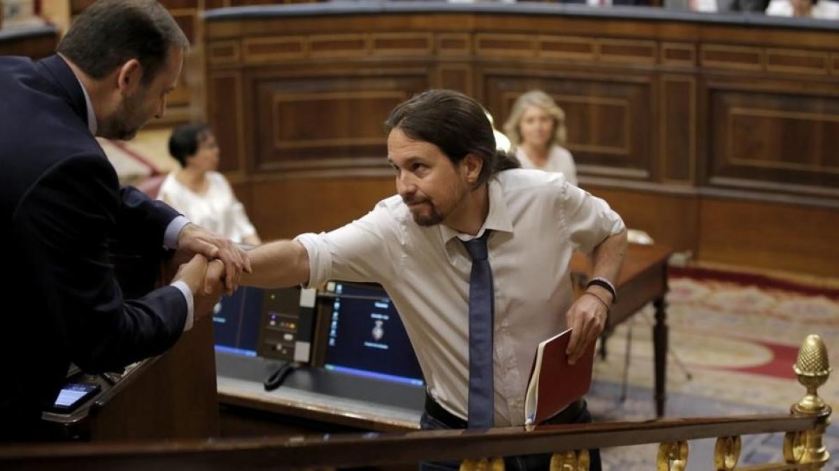 Iglesias se acerca a saludar a Ábalos en el debate de moción de censura.-JOSÉ LUIS ROCA