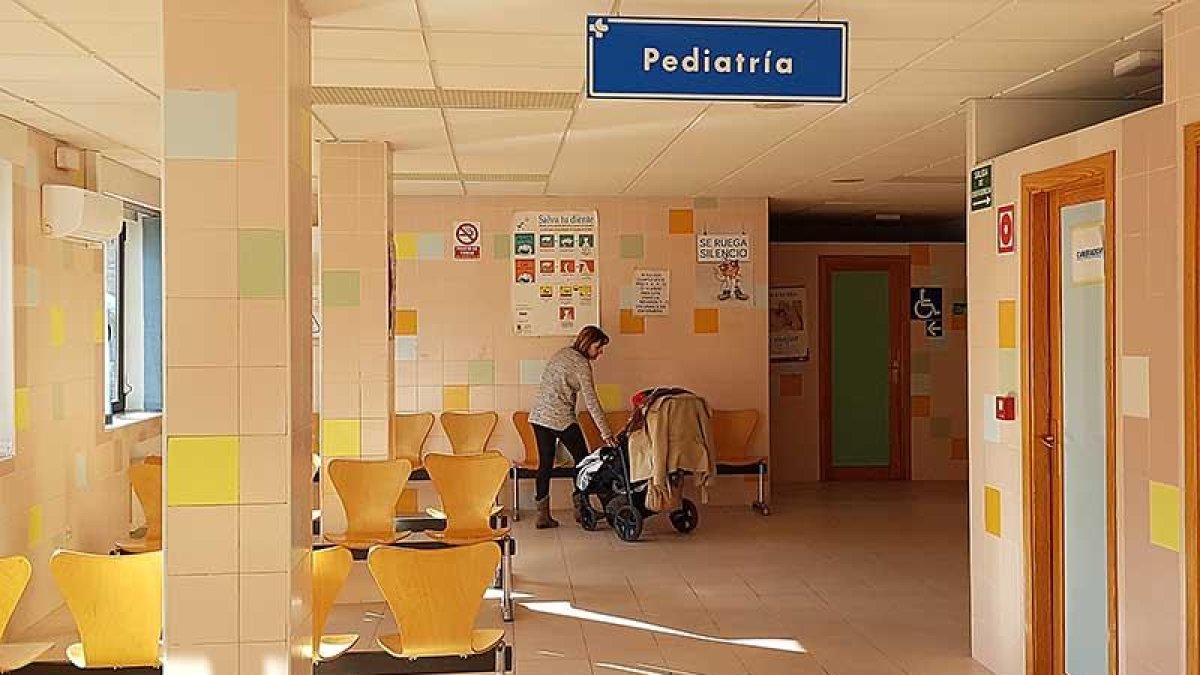Una madre con su bebé en la sala de espera de Pediatría del ambulatorio norte en una imagen de archivo.-L.V.