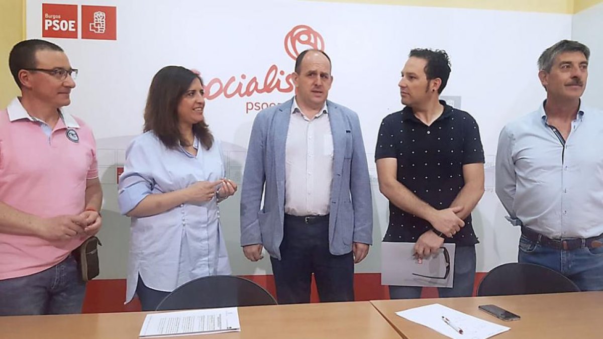 Peña y Aceves, con representantes sindicales, ayer en la sede del PSOE.-ISRAEL L. MURILLO