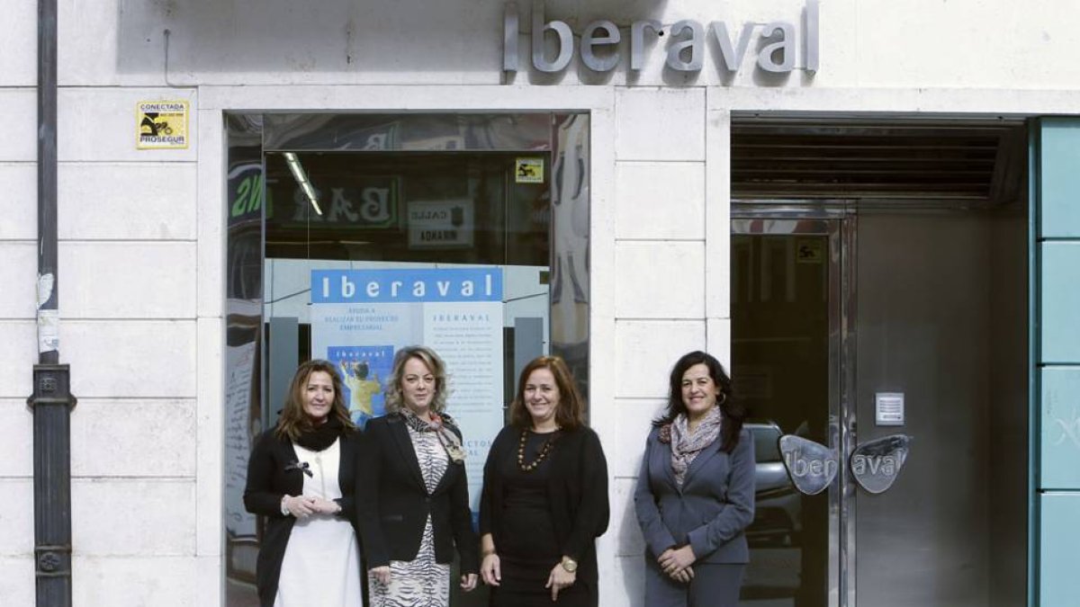 Inmaculada López -segunda por la izda.- posa junto al resto de su equipo en la sede de la calle Santa Clara.-RAÚL OCHOA