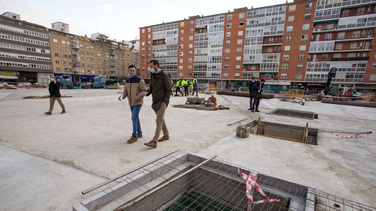 El alcalde y el concejal de Fomento, Daniel Garabito, durante la visita a las obras. TOMÁS ALONSO