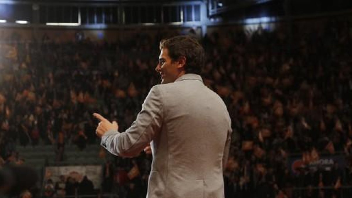 Albert Rivera saluda a los simpatizantes durante el mitin en la plaza de toros de Vistalegre, en Madrid.-AGUSTÍN CATALÁN