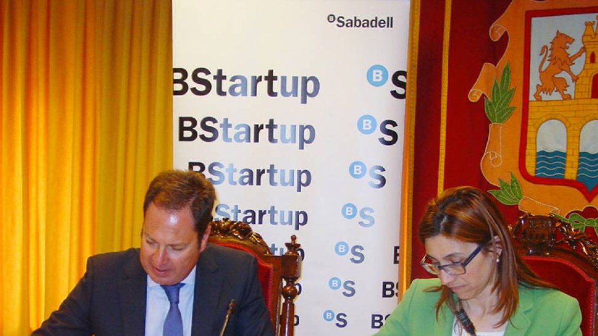 Fernando Ponzán y Raquel González rubricaban el acuerdo.-B.C.