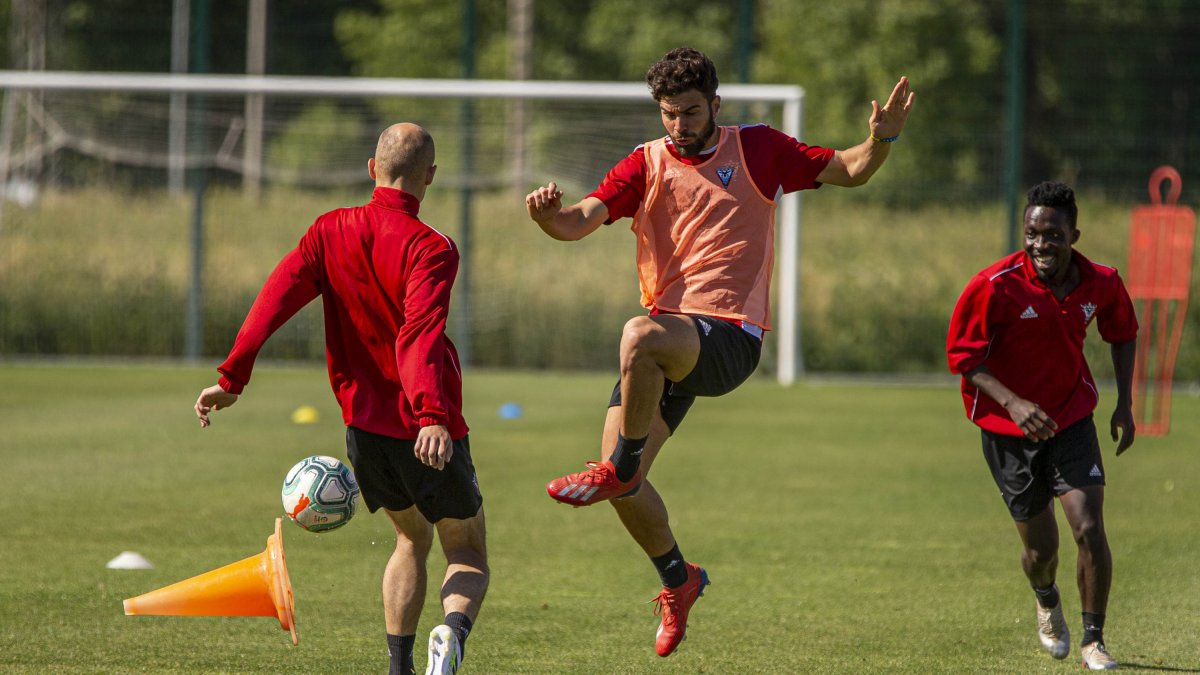 Lance del entrenamiento completado ayer por el Mirandés. TWITTER / @CDMIRANDES