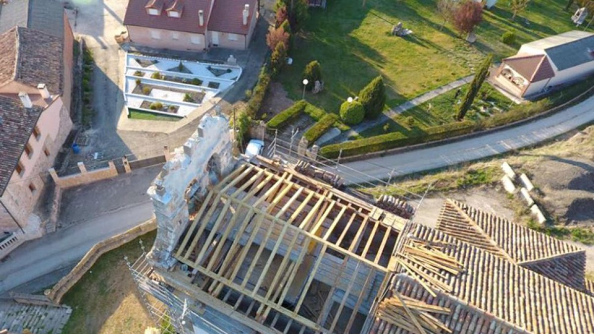 La rehabilitación de la cubierta se desarrolló después de desescombrar el interior del templo.-AYUNTAMIENTO DE VILLANGÓMEZ