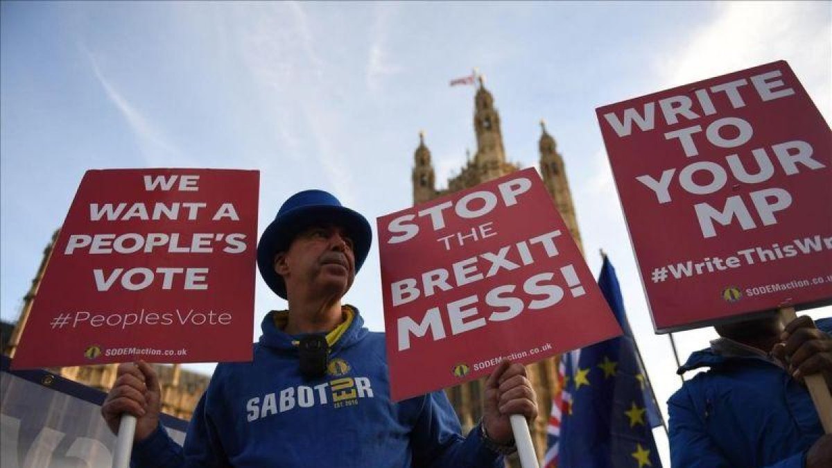 Un manifestante a favor de la UE pide una nueva votación sobre el brexit.-EFE / ANDY RAIN
