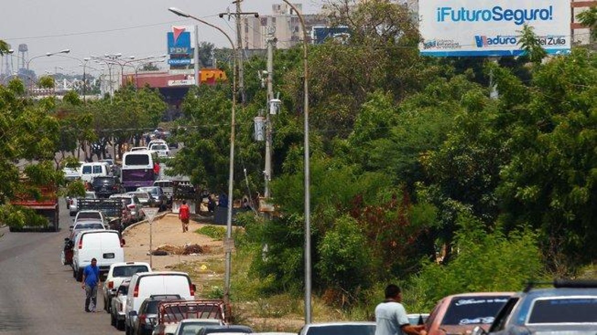 Largas filas de coches para conseguir gasolina en Venezuela.-REUTERS