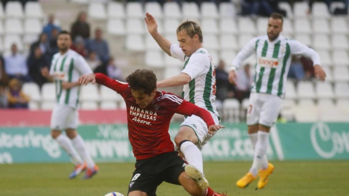 Sangalli cae al suelo en su intento por proteger la posesión de la pelota, ayer, en Córdoba.-LALIGA.ES