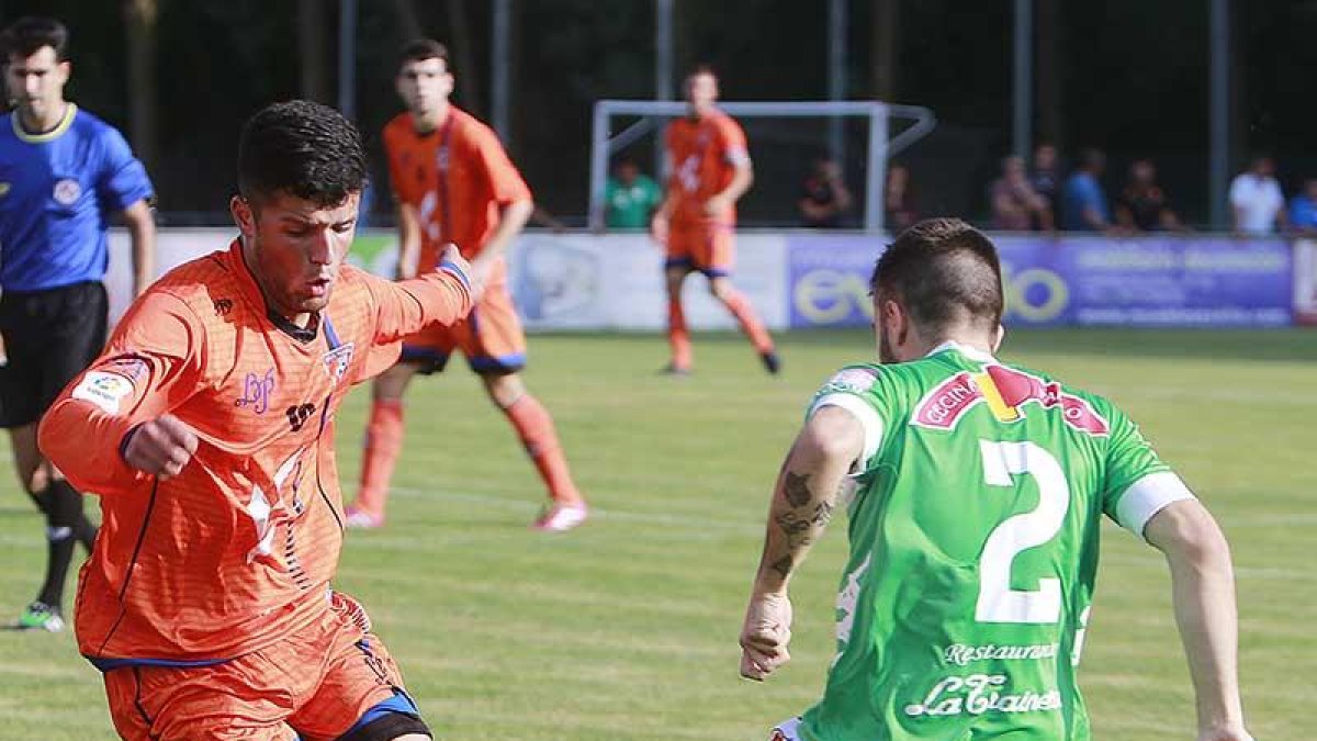 Manza supera a un rival.-RAÚL OCHOA