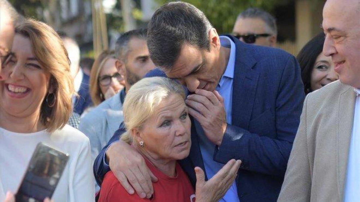 Pedro Sánchez y Susana Díaz, en el paseo que han dado esta mañana en Córdoba.-EFE / RAFA ALCAIDE