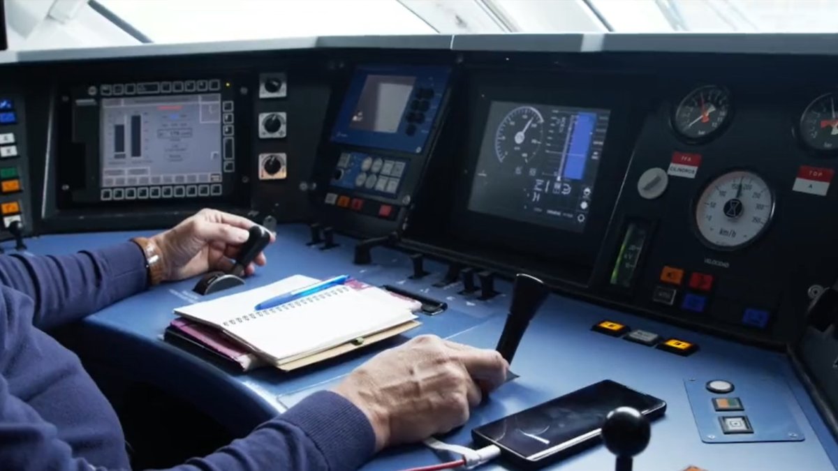 Un maquinista a los mandos del AVE en la línea que conecta con Burgos. ADIF