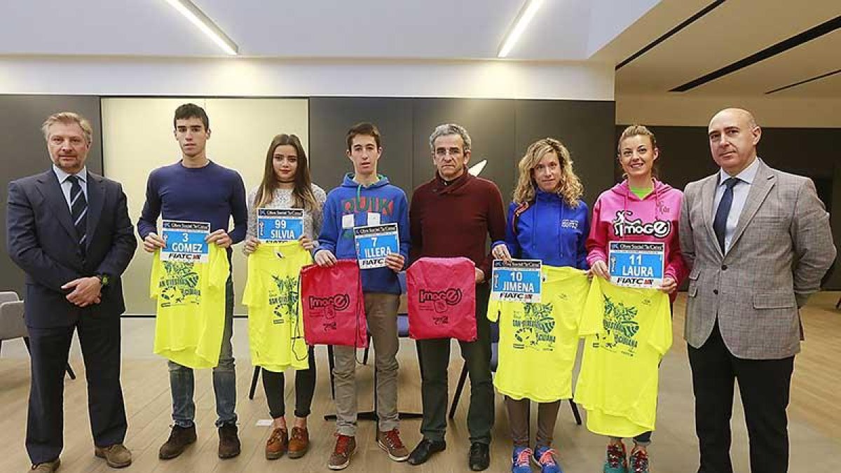 Varios de los atletas que subieron al podio de honor absoluto de 2015 recogieron ayer sus dorsales-Raúl G. Ochoa