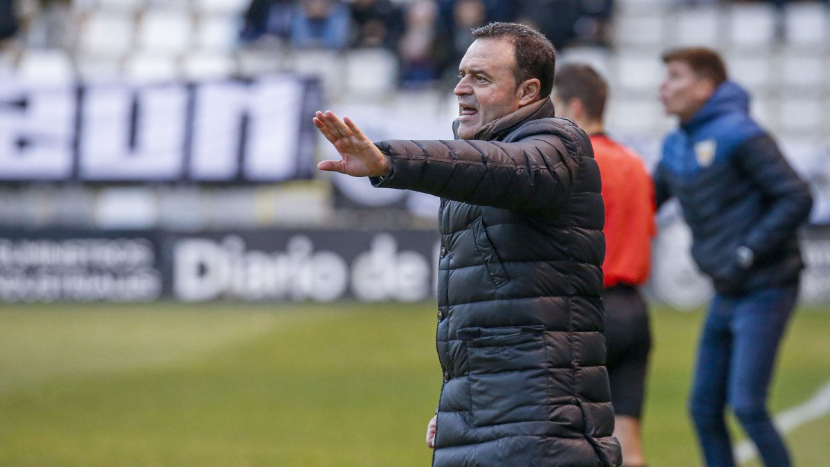 Salmerón corrige la posición de sus jugadores durante un partido. SANTI OTERO