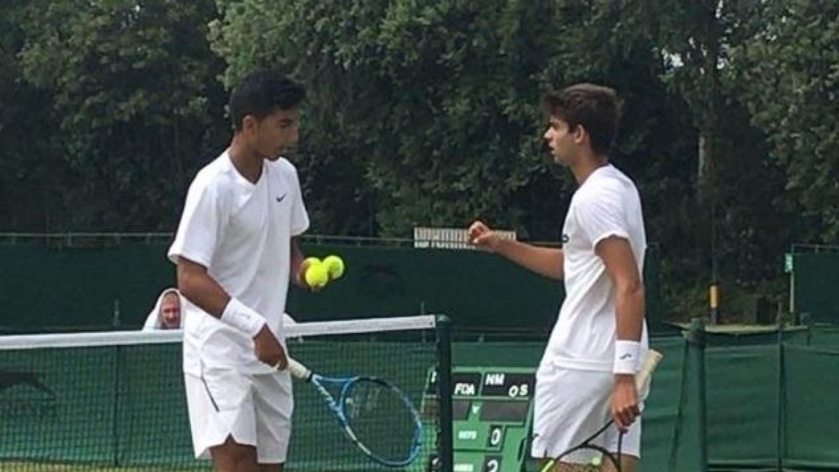 Álvarez (izquierda), durante un partido de dobles del reciente torneo de Roehampton.-ECB
