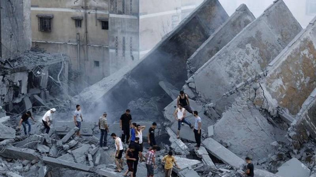 Palestinos inspeccionan los restos de Al-Basha, un edificio que fue destruido por un ataque aéreo israelí en Gaza-Foto:   AFP PHOTO / MOHAMMED ABED
