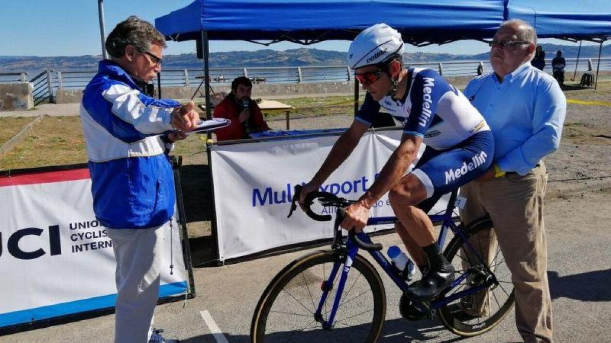 Óscar Sevilla, a punto de tomar la salida en la última etapa de la Vuelta a Chiloé.-@VUELTACHILOE