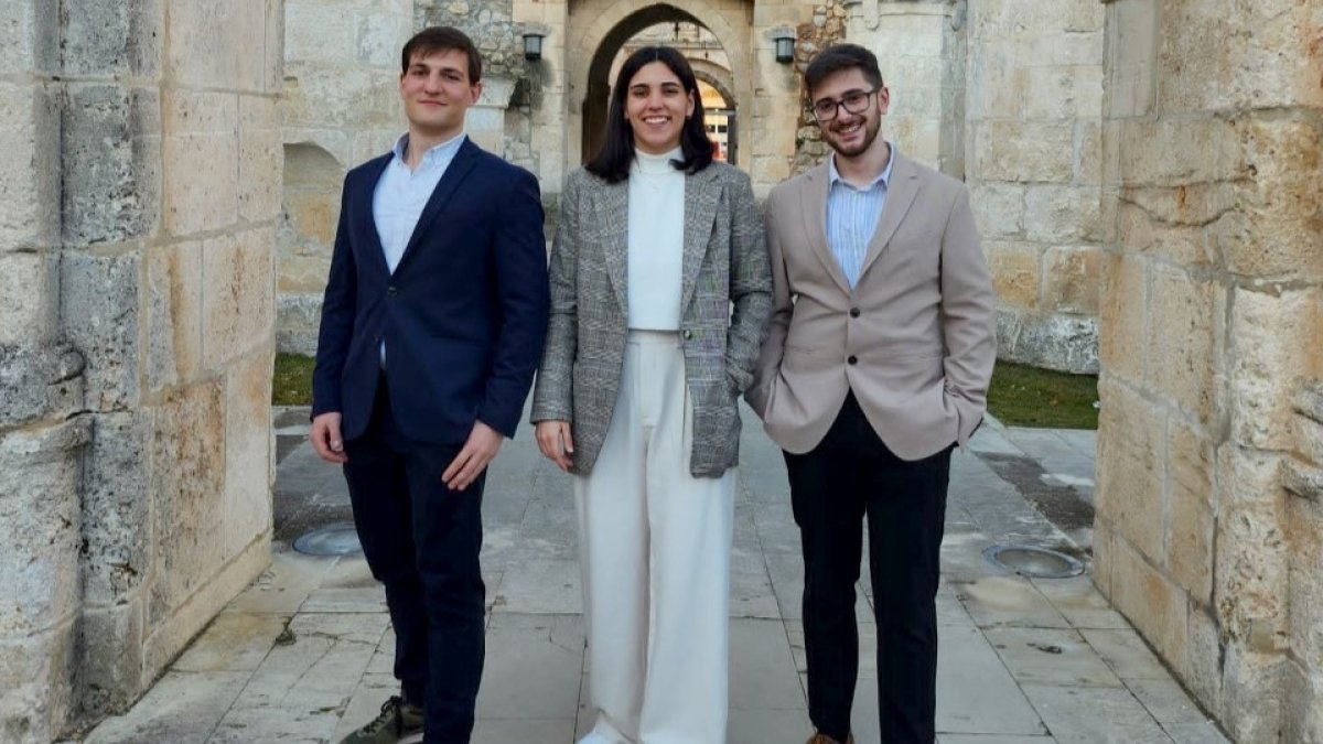 Imagen de la presidenta, el vicepresidente y el secretario del CAUBU. ECB