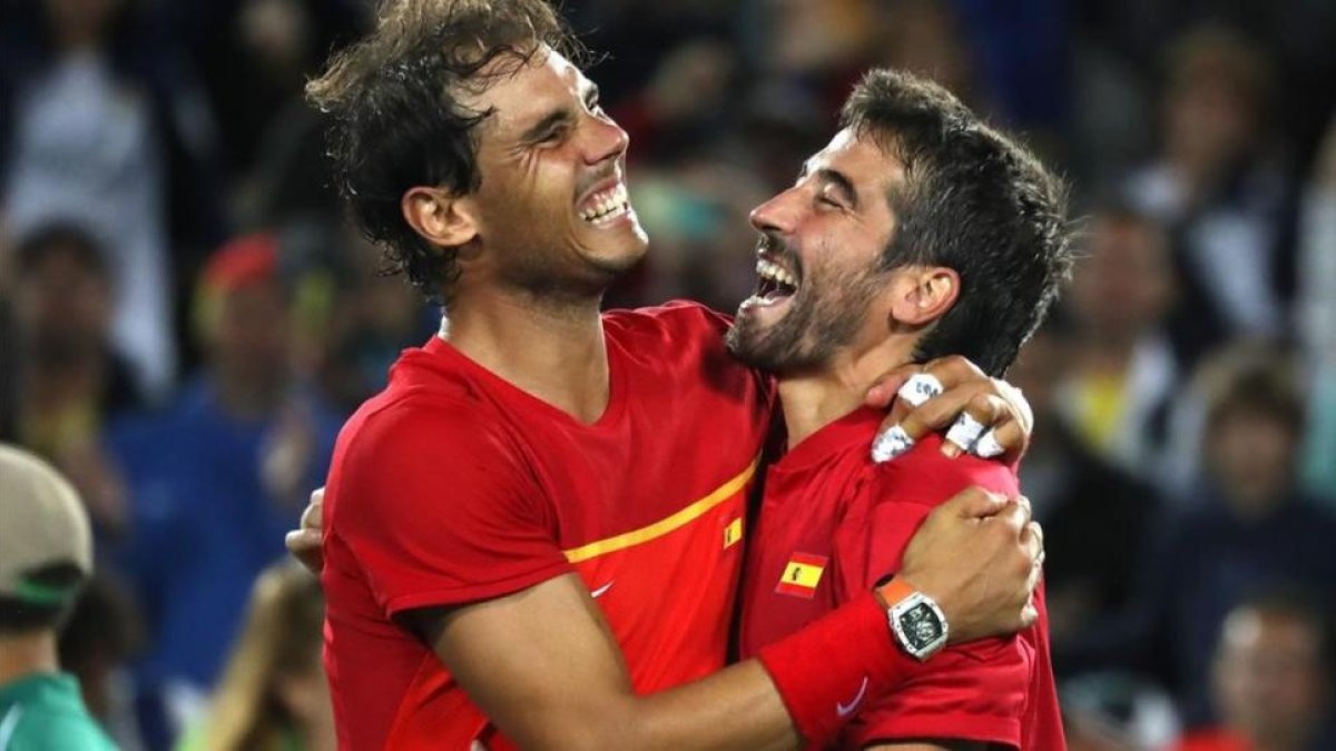 Rafael Nadal y Marc López se abrazan tras conquistar el oro olímpico en dobles.-EFE / FERNANDO MAIA