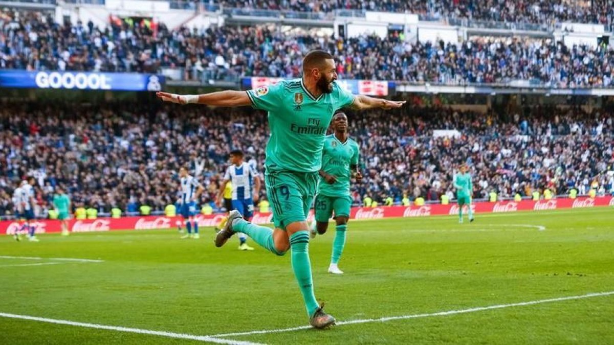 Benzema celebra su gol.-EFE / EMILIO NARANJO