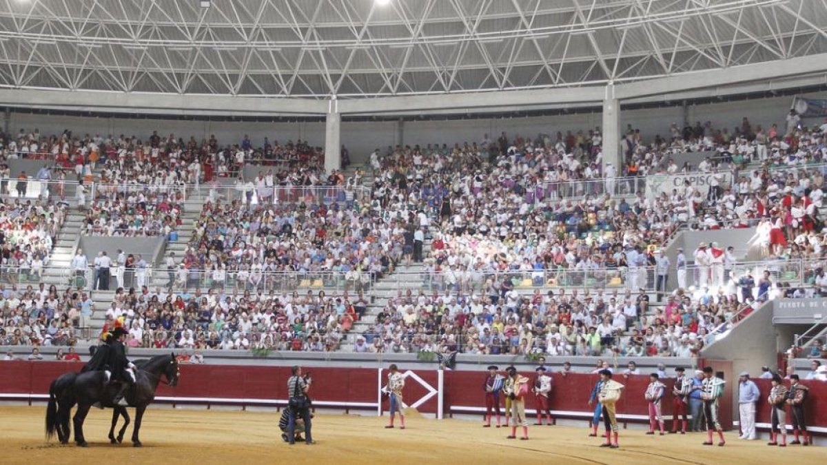 Uno de los paseíllos en el Coliseum en la feria taurina de las últimas fiestas de San Pedro y San Pablo.-ECB