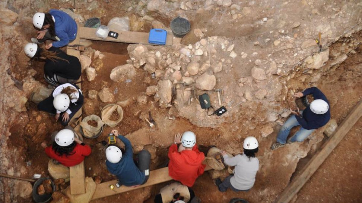 Un equipo trabaja en la sima del Elefante, donde están los restos más antiguos de Castilla y León.-ISRAEL L. MURILLO