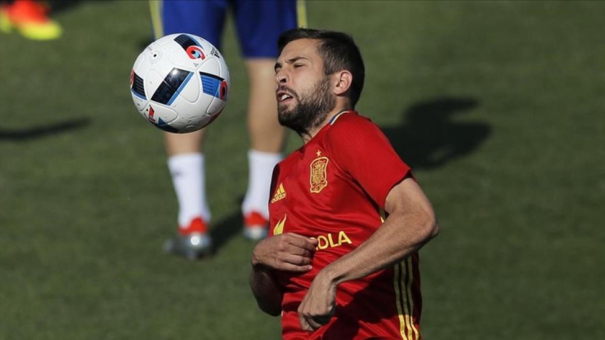 Jordi Alba controla un balón durante un entrenamiento en Saint Martín de Ré.-AP / MANU FERNÁNDEZ